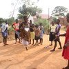 أعضاء نادي نابيريكا للمراهقين الضعفاء في أوغندا. وقت للعب بعد يوم مرهق.