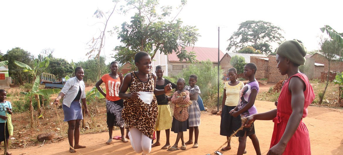 أعضاء نادي نابيريكا للمراهقين الضعفاء في أوغندا. وقت للعب بعد يوم مرهق.