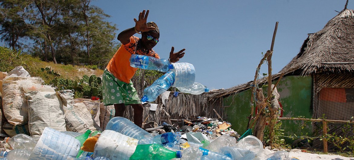 La gente de Watamu, en Kenya, trabaja en la conservación del océano recogiendo plástico de la playa cada viernes.