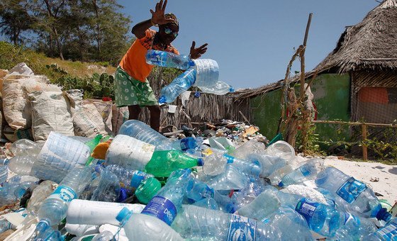 Des habitants de Watamu, au Kenya, travaillent avec une association pour ramasser des déchets plastiques sur la plage chaque vendredi.
