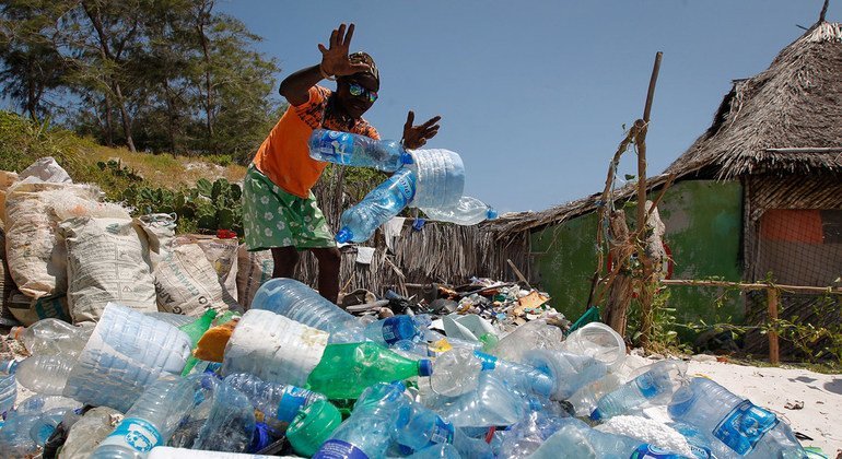 केनया के वाटामु मे स्थानीय लोग, एक स्थानीय संगठन के साथ मिलकर तटीय इलाक़ों से प्लास्टिक हटा रहे हैं.
