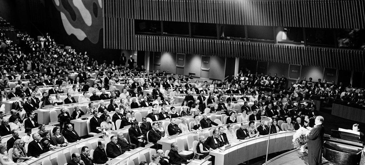 رئيس الجمعية العامة هو أرفع مسؤول في الأمم المتحدة تقع على عاتقه مجموعة من المهام المختلفة. تتمثل إحدى هذه المهام الممتعة في ترؤس الحفلات الموسيقية التي تقام في قاعة الجمعية العامة للأمم المتحدة. في عام 1953، أقيمت حفلة موسيقية من قبل أوبرا متروبوليتان ل