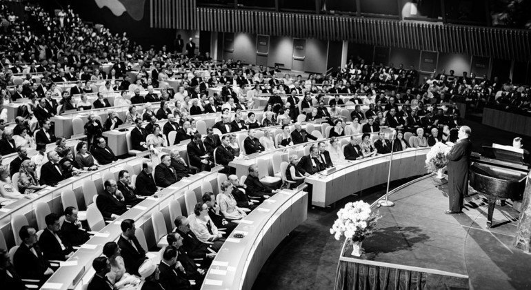 Los presidentes de la Asamblea tienen diversas funciones oficiales. Una de las tareas es presidir los conciertos que tienen lugar en el Salón de la Asamblea General. En 1953, el lugar acogió un recital de la Ópera Metropolitana de Nueva York.