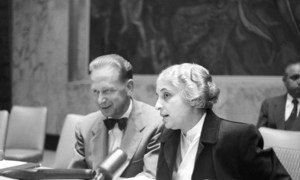 في الصورة، السيدة فيجايا إلى جانب الأمين العام آنذاك داغ همرشولد في مقر الأمم المتحدة.