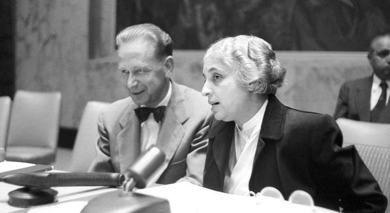 En 1953, Vijaya Lakshmi Pandit, de l'Inde, photographiée au siège des Nations Unies aux côtés du Secrétaire général de l'époque, Dag Hammarskjöld, a été élue 8e et première femme présidente de l'Assemblée générale.