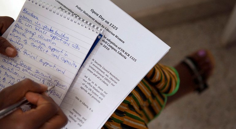 Une jeune femme du Libéria prend des notes lors d'une réunion en 2010 centrée sur les femmes, la paix et la sécurité.