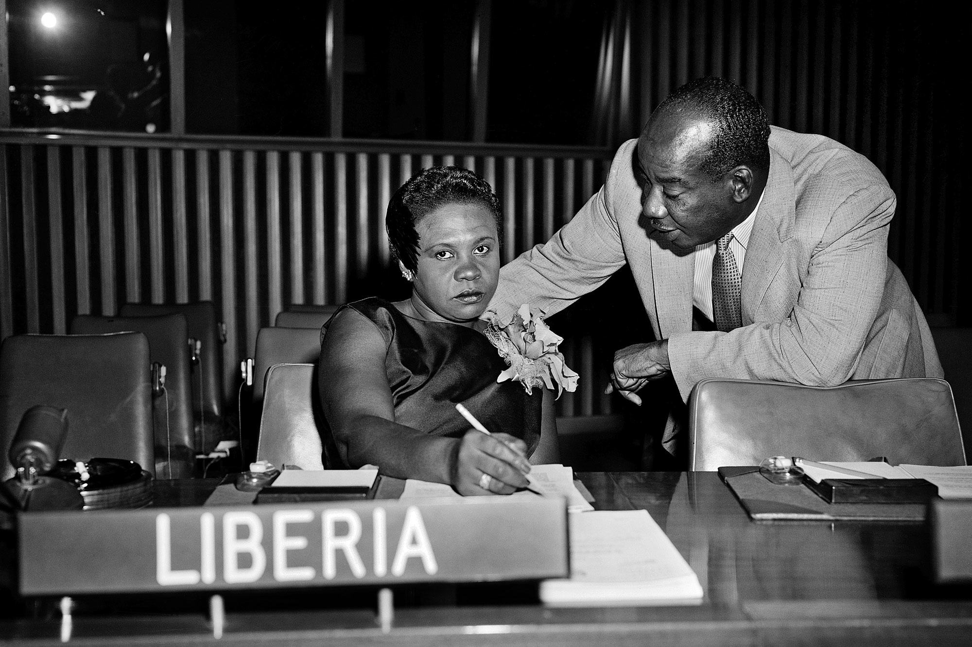 Angie Brooks, da Libéria, tornou-se a segunda PGA em 1969. Nesta foto tirada na ONU antes de ser eleita, ela fala sobre a questão dos territórios autônomos no sudoeste da África com um colega haitiano.