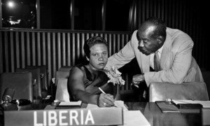 La Libérienne Angie Brooks est devenue la deuxième Présidente de l’Assemblée générale en 1969. Sur cette photo, avant qu’elle ne soit élue, elle discute de la question des territoires autonomes en Afrique avec un collègue haïtien.