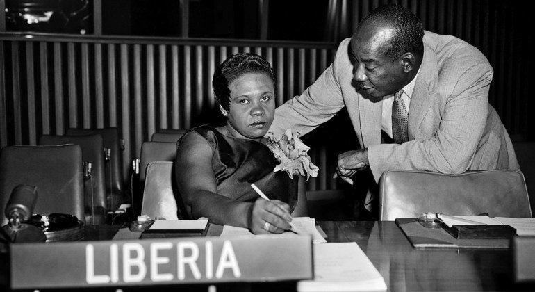 En 1969, Angie Brooks, de Liberia, fue la segunda mujer presidenta de la Asamblea General. En la fotografía, da una conferencia sobre los territorios autónomos de África sudoccidental con un compañero haitiano antes de ser elegida. 