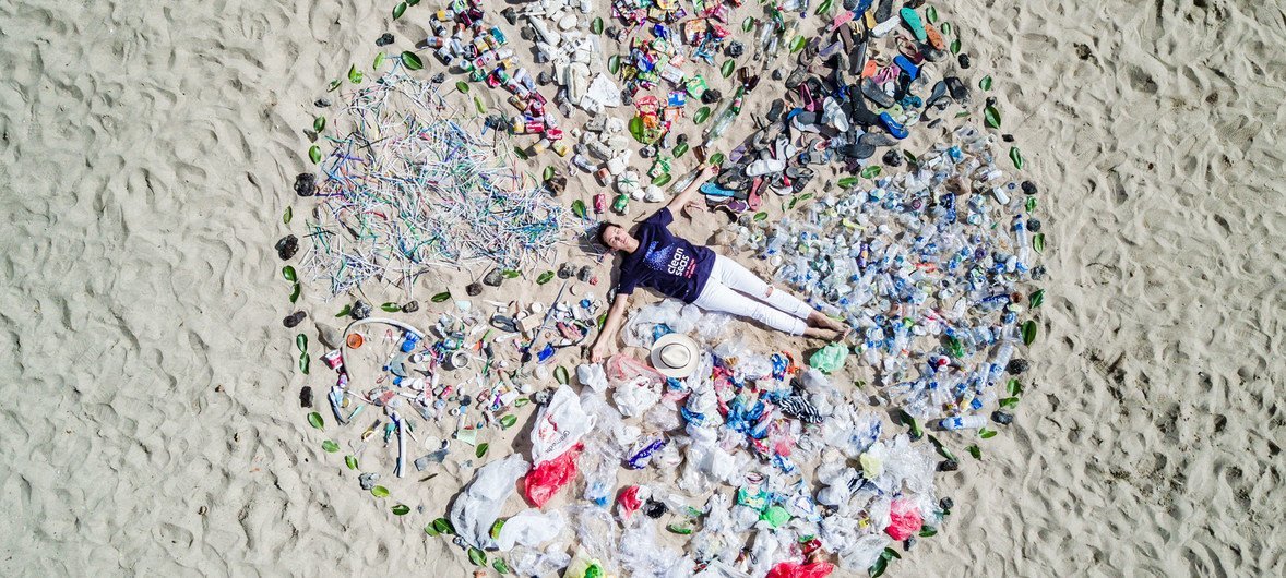 Entre os dez itens mais encontrados nas praias brasileiras estão restos de cigarro, tampas de garrafa, canudos, garrafas plásticas e sacolas plásticas.