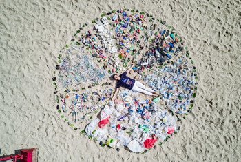 ONU Medio Ambiente lanzó la campaña Mares Limpios en 2017 con un evento en Bali, Indonesia, para acabar con la contaminación por plástico.