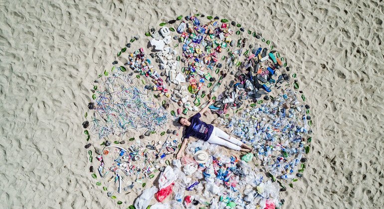 Entre os dez itens mais encontrados nas praias brasileiras estão restos de cigarro, tampas de garrafa, canudos, garrafas plásticas e sacolas plásticas.