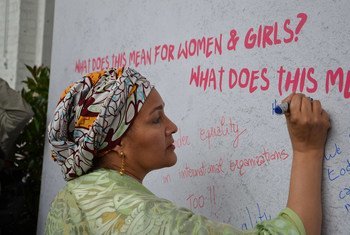 联合国常务副秘书长阿米娜·穆罕默德今天在布鲁塞尔出席欧洲发展日活动，表示性别平等是实现可持续发展议程第5项目标“赋予妇女权力”的关键要素，并在活动现场的人权涂鸦墙上留言。