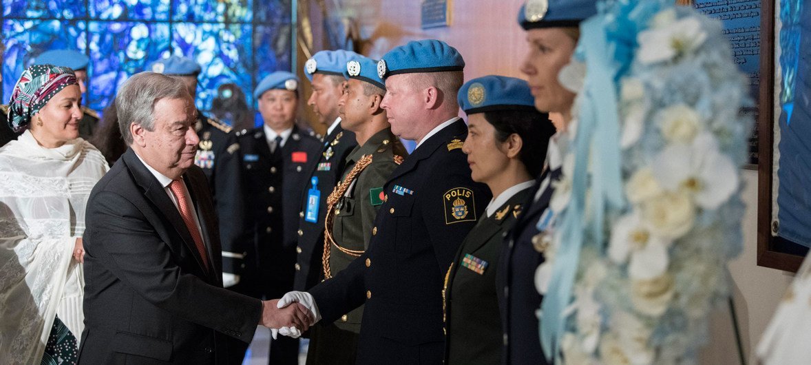 El Secretario General António Guterres durante la ceremonia de conmemoración a los cascos azules que han perdido la vida sirviendo a la bandera de las Naciones Unidas.