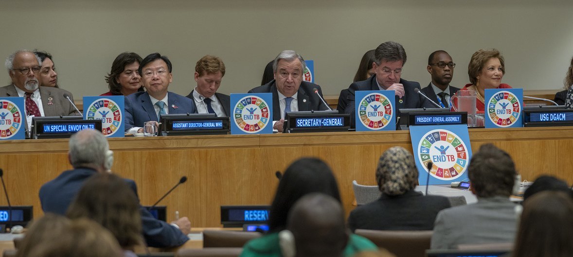 الأمين العام للأمم المتحدة أنطونيو غوتيريش (وسط) يتحدث في الاجتماع مع المجتمع المدني و إلى يساره ميروسلاف لايتشاك رئيس الجمعية العامة.