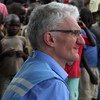 Mark Lowcock, Secretario General Adjunto de Asuntos Humanitarios y Coordinador del Socorro de Emergencia, se reúne con sursudaneses desplazados por el conflicto en Equatoria Central, refugiados en Gezira, en las afueras de la ciudad de Yei.