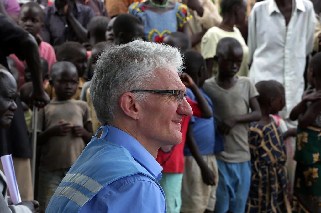 وكيل الأمين العام للشؤون الإنسانية، مارك لوكوك، يلتقي بنازحين من جنوب السودان. (صورة من الأرشيف)
