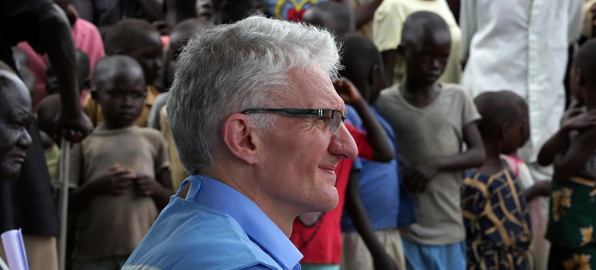 Mark Lowcock, Secretario General Adjunto de Asuntos Humanitarios y Coordinador del Socorro de Emergencia, se reúne con sursudaneses desplazados por el conflicto en Equatoria Central, refugiados en Gezira, en las afueras de la ciudad de Yei.