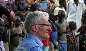 联合国负责人道主义事务的副秘书长洛科克与南苏丹流离失所者见面（2018年资料图片）。