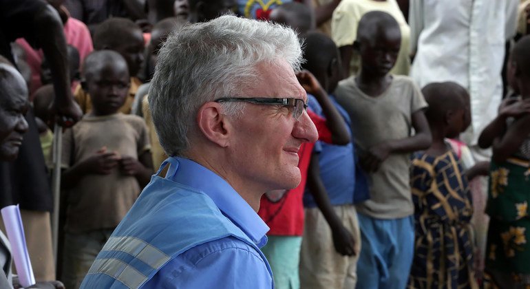وكيل الأمين العام للشؤون الإنسانية، مارك لوكوك، يلتقي بنازحين من جنوب السودان.