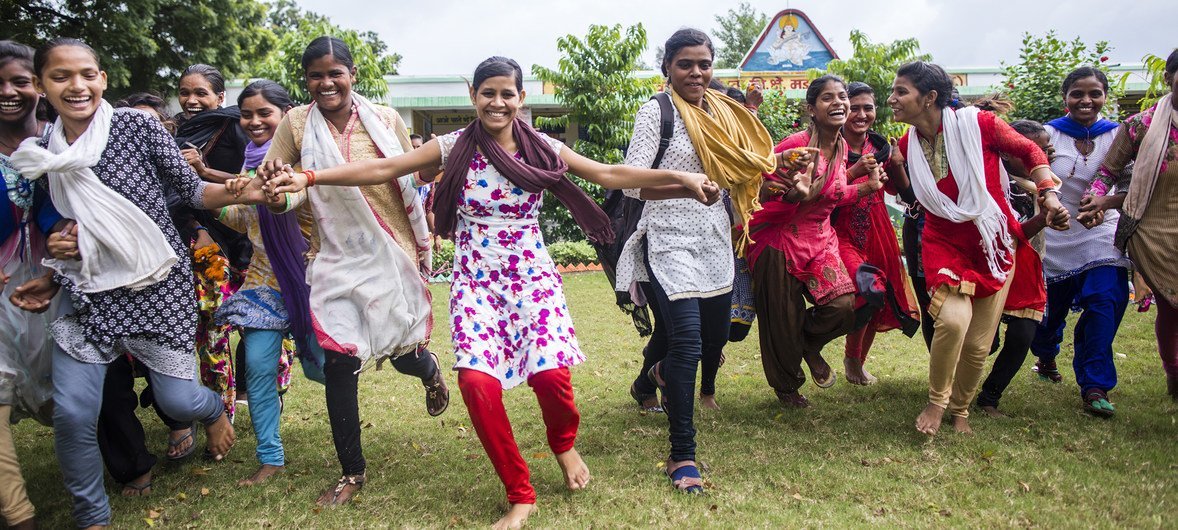在印度农村一所政府开办的中学里，女孩子们正在跑步并参加游戏。 世界卫生组织表示，锻炼和运动可以帮助人体抵御各种疾病。