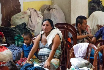 Abrigo Simon Bergano Villegas Berga, em Escuintla, na Guatemala, recebe pessoas deslocadas pelo vulcão Fuego.