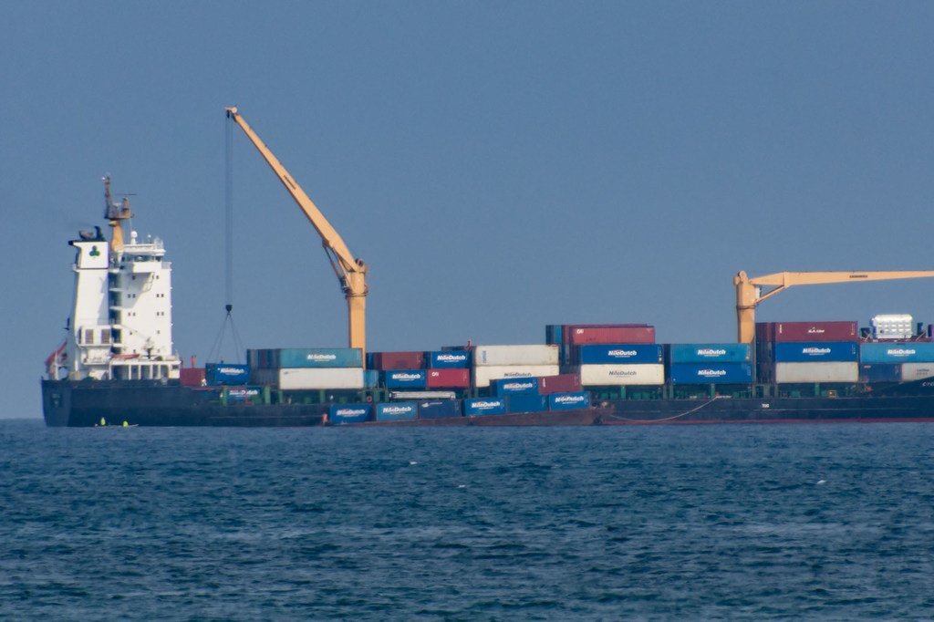 سفينة شحن قبالة ميناء في جمهورية ساو باولو وبرينسيبي الديمقراطية.