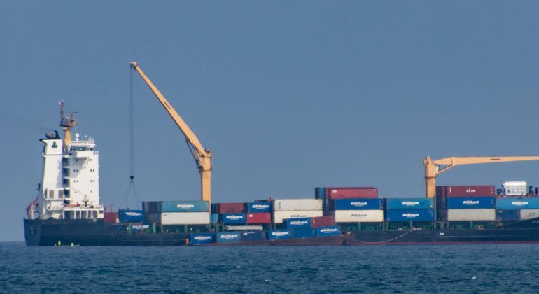 Un buque de mercancías se aproxima a la República Democrática de Santo Tomé y Príncipe.