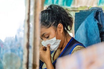 危地马拉受到富艾戈火山喷发影响的一名妇女暂居在避难所当中。