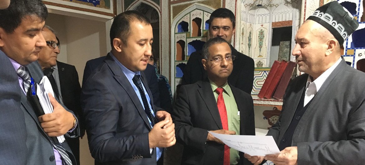 联合国宗教或信仰自由问题特别报告员沙希德于2017年10月对乌兹别克斯坦进行了为期11天的访问，并对该国政府提出了一系列建议以改善宗教信仰自由。图为沙希德在访问期间浏览古老的伊斯兰教手稿。