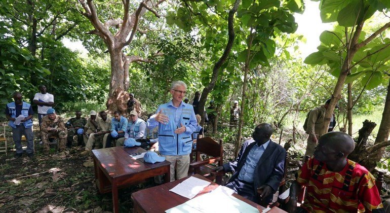 在南苏丹中赤道州的蒙杜，洛科克与当地利益相关方讨论人道主义形势。蒙杜由南苏丹南部武装“苏丹人民解放军反对派”控制。