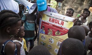 Le 5 juin 2018, des mobilisateurs sociaux soutenus par l'UNICEF s'adressent à un groupe d'enfants dans le centre de Mbandaka, République démocratique du Congo,  pour expliquer comment éviter de contracter le virus Ebola.