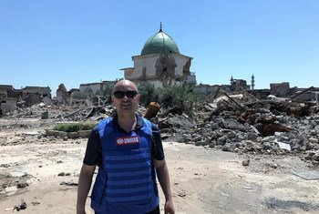 حاتم الإرياني، المسؤول في دائرة الأمم المتحدة للأعمال المتعلقة بالألغام (أونماس)، خلال زيارة إلى مدينة الموصل.
