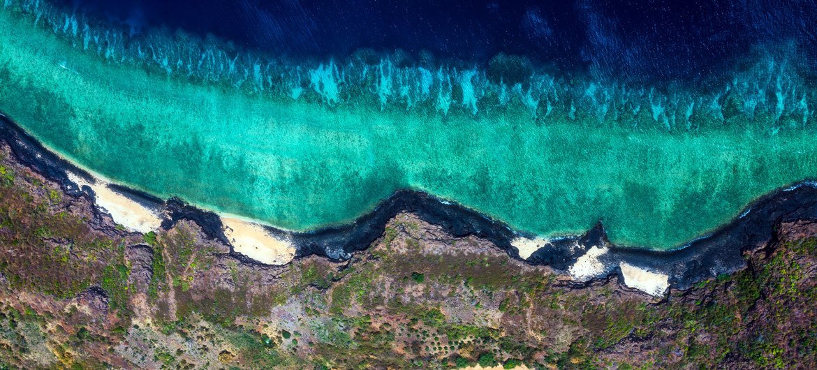 Vista aérea del océano Índico sobre Mayotte, la isla francesa al este de Mozambique.