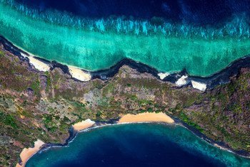 Vista aérea del océano Índico sobre Mayotte, la isla francesa al este de Mozambique.