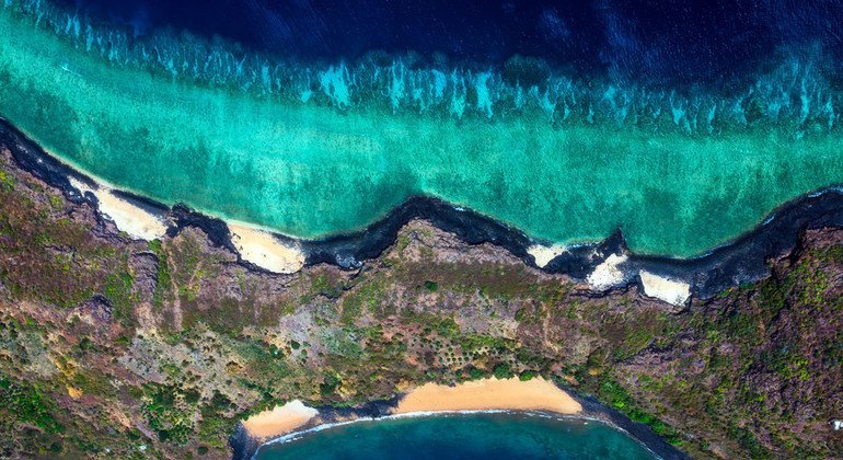 在马约特岛（Mayotte）上拍摄了印度洋的这幅鸟瞰图。