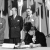 美洲妇女委员会主席、多米尼加共和国代表团成员伯纳迪诺于1945年6月26日在退伍军人战争纪念大楼举行的仪式上在《联合国宪章》上签字。 