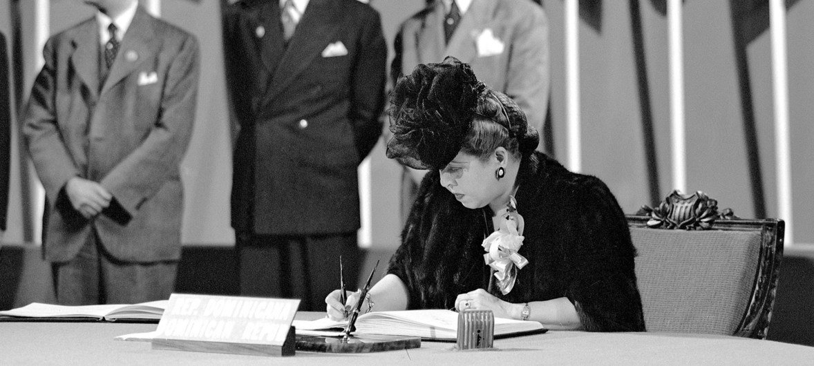 Minerva Bernardino, Presidente da Comissão Interamericana das Mulheres e membro da Delegação da República Dominicana, assinando a Carta das Nações Unidas em uma cerimônia realizada no Veterans's War Memorial Building em 26 de junho de 1945.