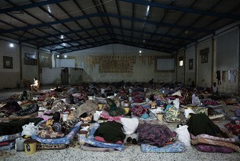 Des migrants sont couchés sur des matelas à l'intérieur d'un centre de détention, situé en Libye. (archive)