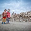 Dos niños caminan en el oeste de Mosul, en Iraq, donde los edificios quedaron totalmente destruidos.