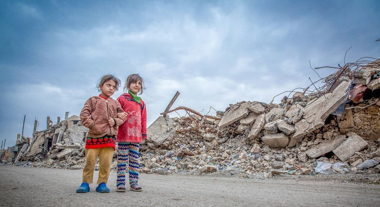 Dos niños caminan en el oeste de Mosul, en Iraq, donde los edificios quedaron totalmente destruidos.