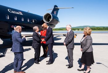 Katibu Mkuu wa Umoja wa Mataifa Antonio Guterres akilakiwa na maafisa baada ya kuwasili Canada ambako anahudhuria kikao cha G7