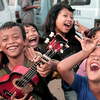 Rires et sourires des enfants des rues de Djakarta, en Indonésie.
