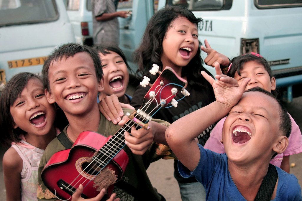 Endonezya, Jakarta'daki çocukların kahkahaları ve gülümsemeleri.