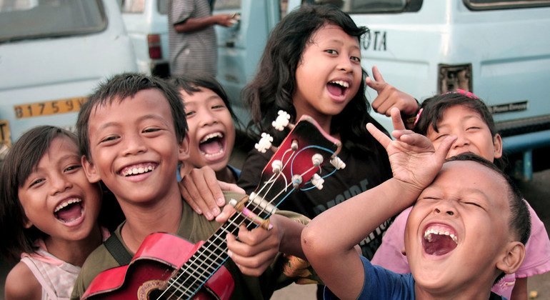 印尼雅加达街头，欢笑中的流浪儿童。 