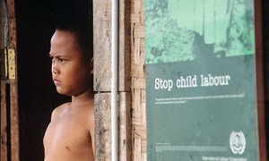 在渔业和制鞋业工作的印度尼西亚童工。