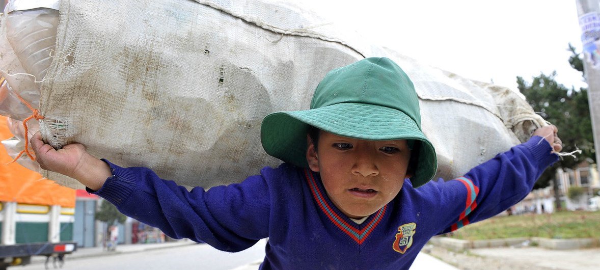 Un niño carga botellas de plástico en La Paz, Bolivia