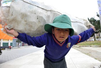 Un niño carga botellas de plástico en La Paz, Bolivia