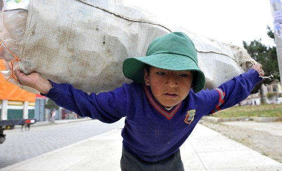 В связи с ростом бедности из-за пандемии миллионы детей, как этот мальчик из Боливии, будут вынуждены зарабатывать, чтобы помочь семье. 