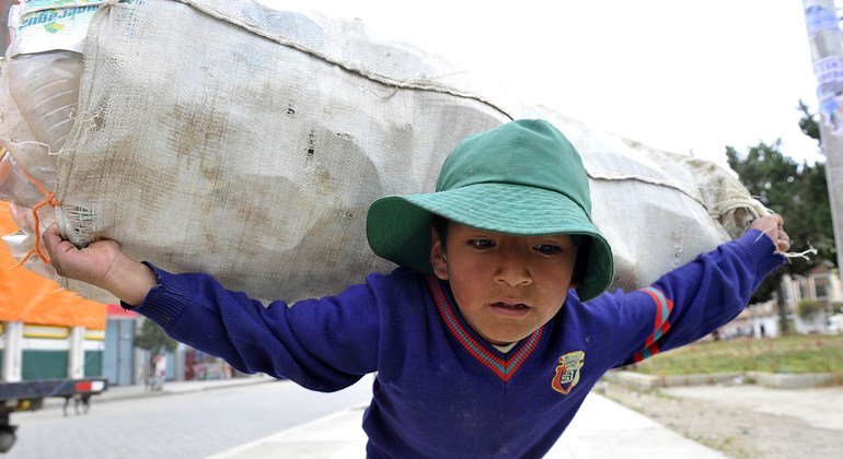 बोलीविया में प्लास्टिक बोतलों का बोझा ले जाता हुआ एक बच्चा. बाल श्रम बच्चों के विकास पर गम्भीर प्रभाव डालता है.